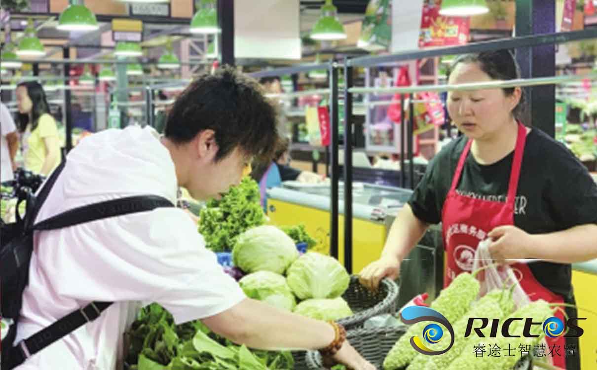 市民正在智慧農貿市場買菜