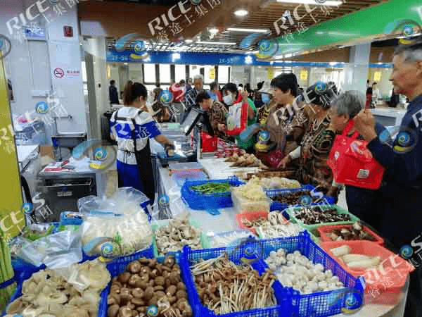 每個攤位上面還有一個雙屏溯源秤，上面顯示著菜園里鄰居們的相片。